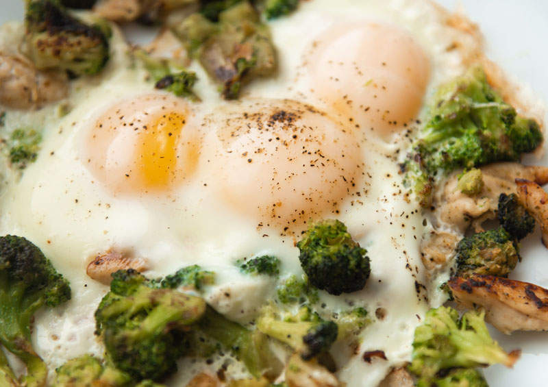 Kiaušinienė su vištiena ir brokoliais
