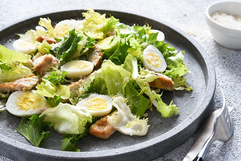 Cezario salotos su vištiena ir putpelių kiaušiniais