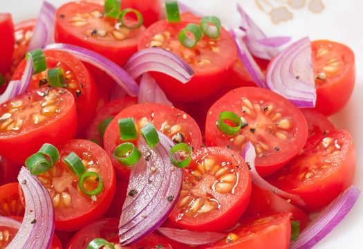 Pomidorų ir svogūnų salotos