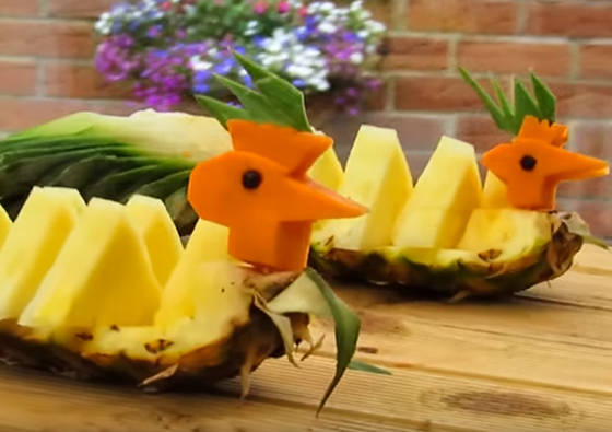 Kaip supjaustyti ir patiekti ananasą