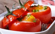 Pomidoruose kepti kiaušiniai