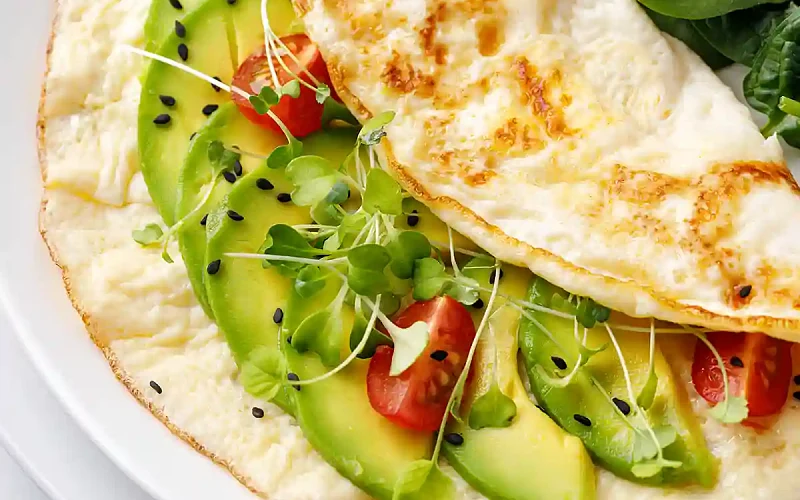 Sveiki pusryčiai: omletas su avokadu ir pomidorais