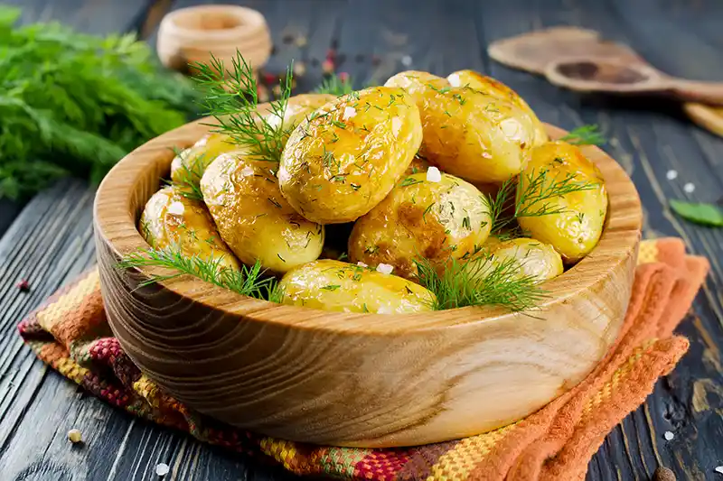 Paprasta ir gardu: keptuvėje keptos šviežios bulvytės