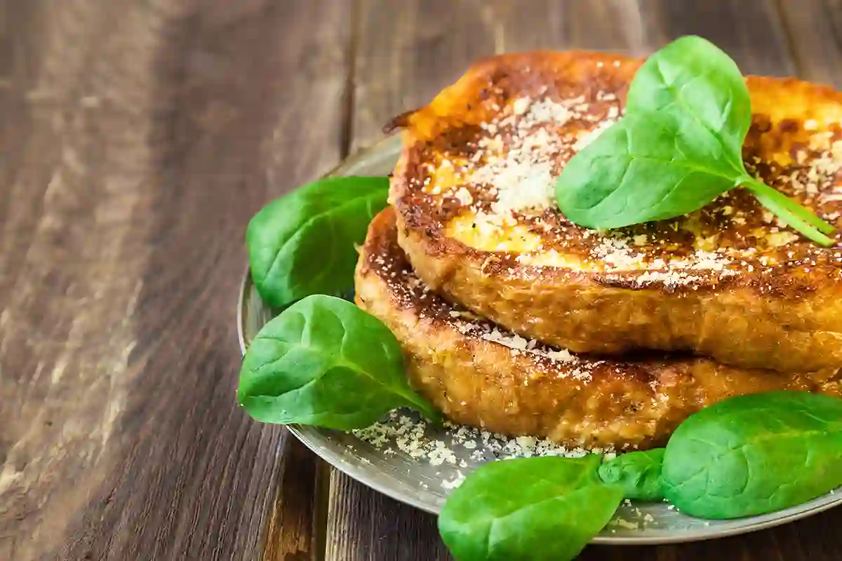 Baltos duonos riekelės su kiaušiniu ir parmezano sūriu
