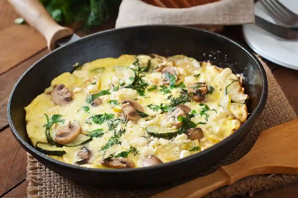 Omletas su cukinija ir pievagrybiais