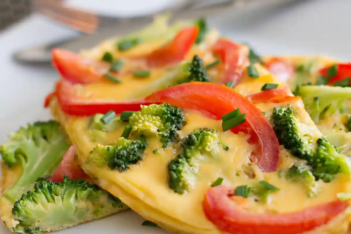 Omletas su brokoliais ir pomidorais