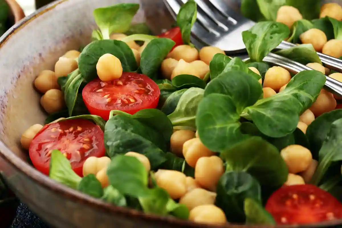 Avinžirnių salotos su vyšniniais pomidorais