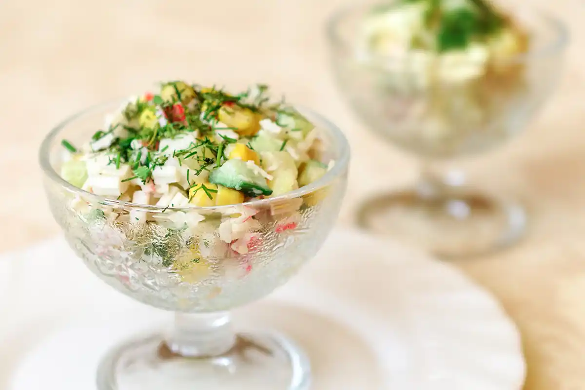 Krabų lazdelių mišrainė