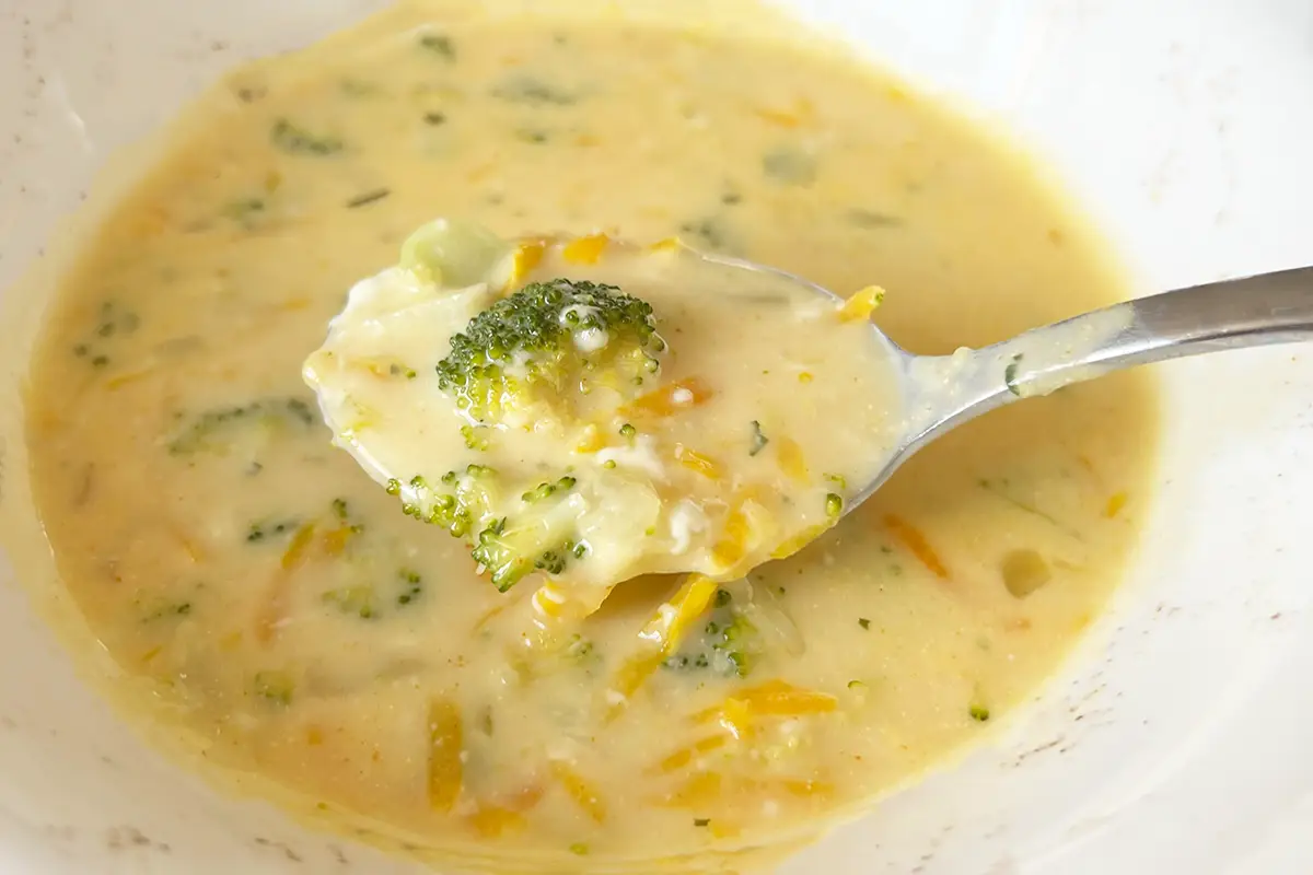 Skani brokolių sriuba su sūriu