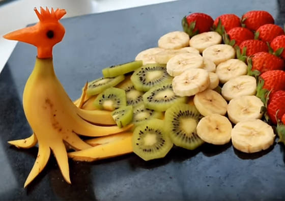 Bananai, kivi ir braškės vaišių stalui