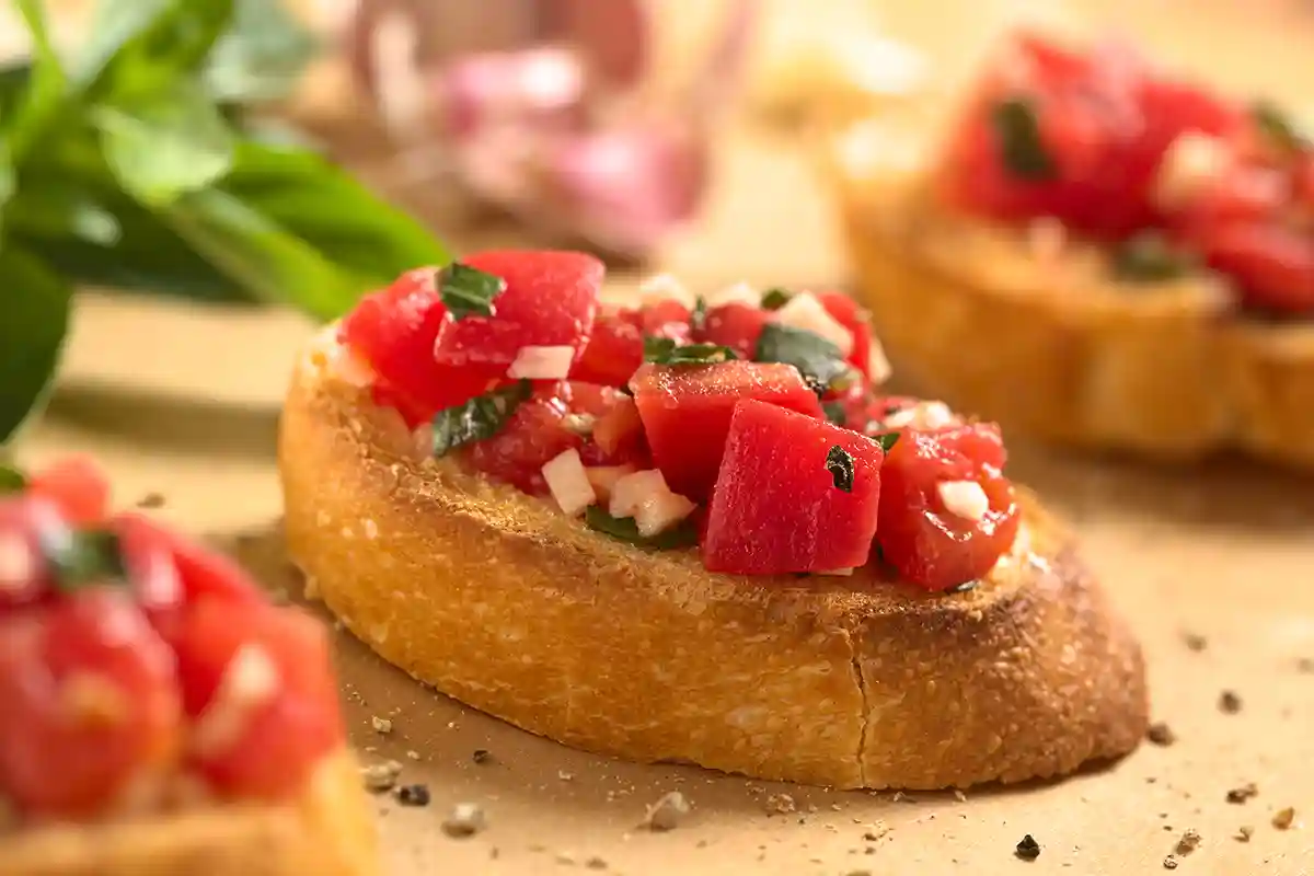 Bruschetta – itališkas užkandis su pomidorais