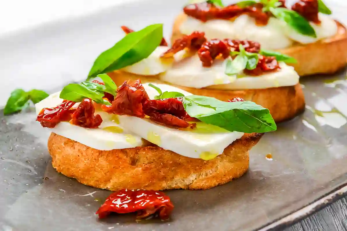"Bruschetta" su mocarelos sūriu ir saulėje džiovintais pomidorais