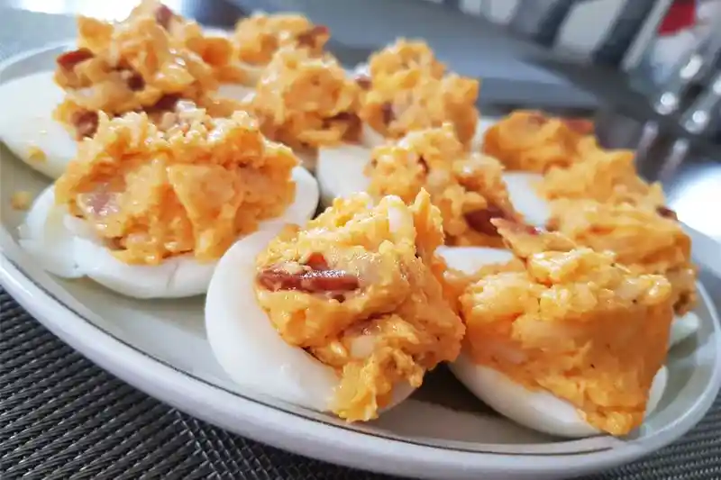 Įdaryti kiaušiniai: chorizo ir sūrio įdaras
