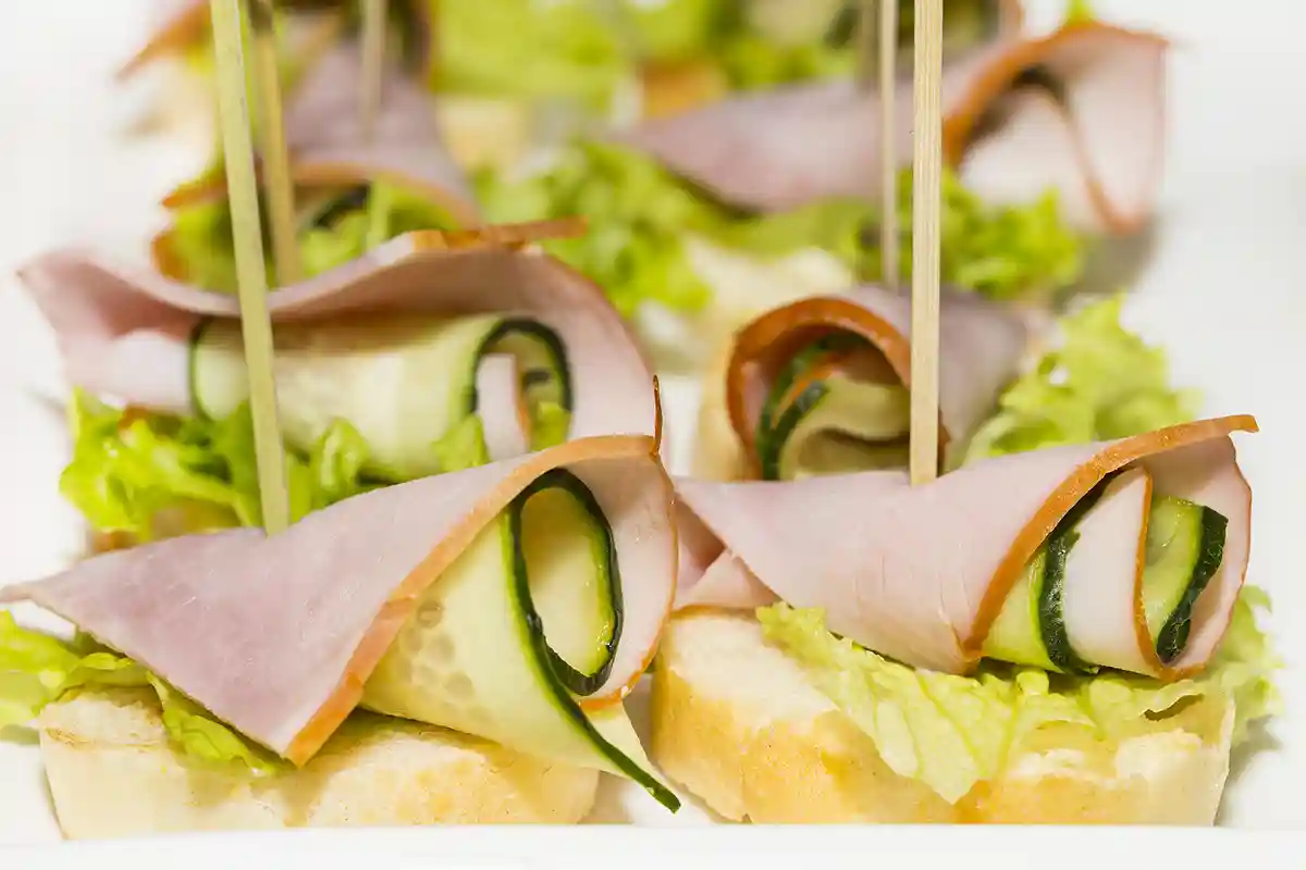 Vieno kąsnio užkandžiai: sumuštiniai su kumpiu ir agurku Vieno kąsnio sumuštiniai su kumpiu ir agurku