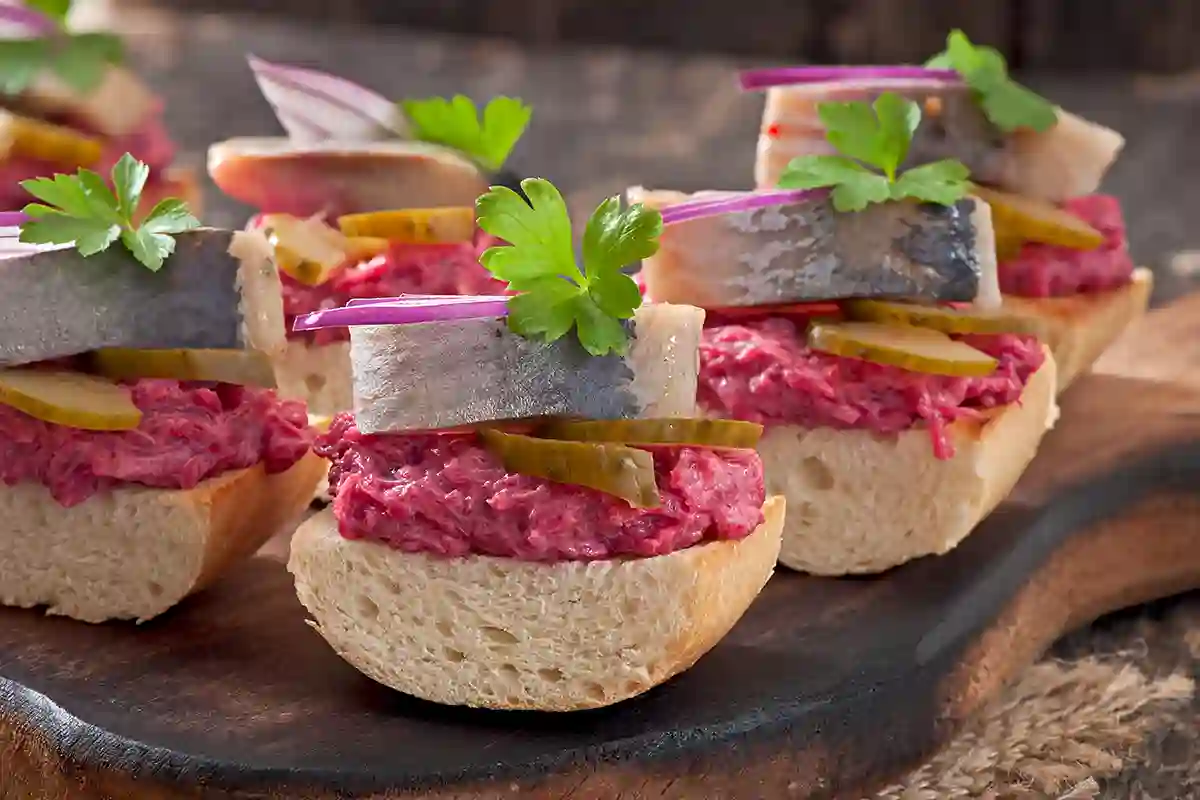 Sumuštiniai su silke, burokėlių mišraine ir marinuotais agurkais