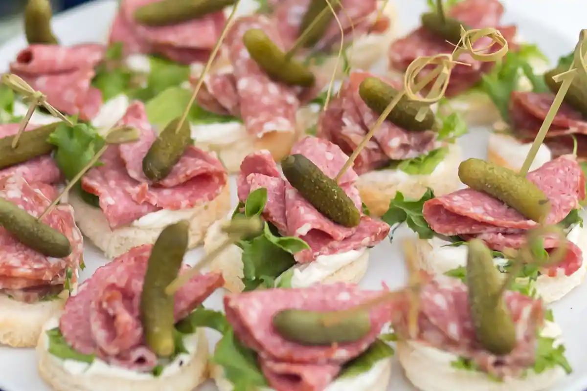 Vienos kasnio užkandžiai: vėrinukai su saliami dešra ir marinuotais agurkėliais Vėrinukai su saliami dešra ir marinuotais agurkėliais