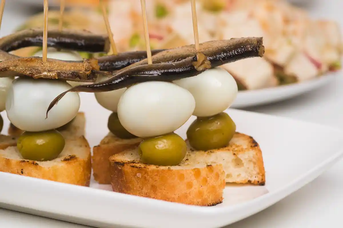 Vėrinukai su putpelių kiaušiniais ir šprotais