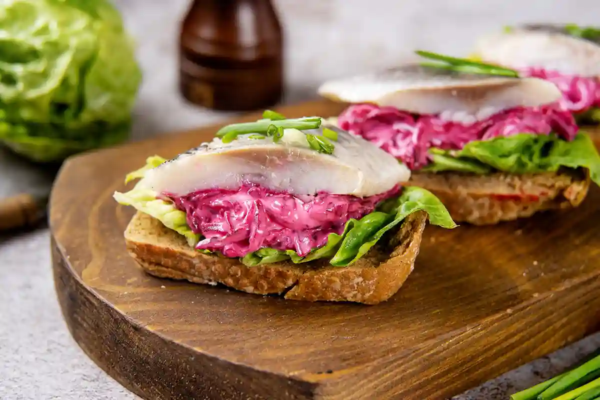 Vieno kąsnio sumuštiniai su silke ir burokėlių mišraine