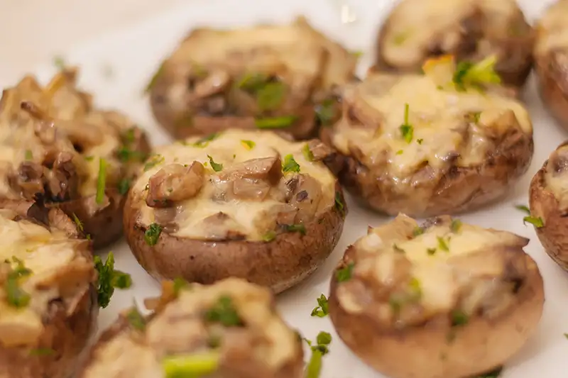 Vištiena įdaryti pievagrybiai