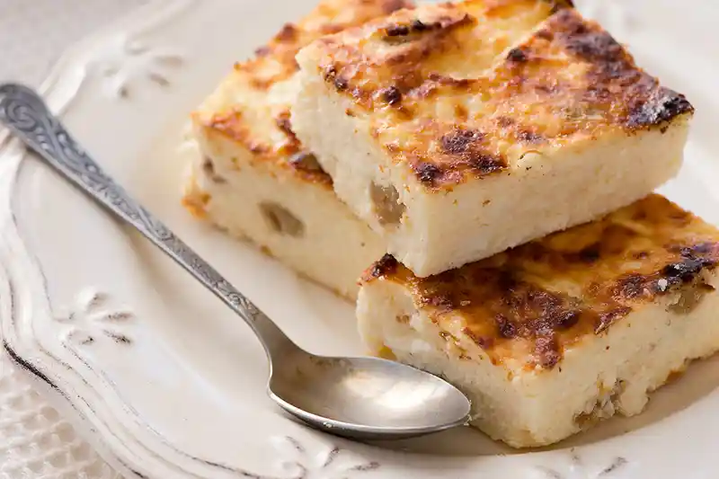 Varškės apkepas su razinomis ir džiovintais abrikosais