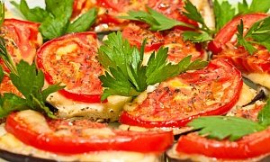 Orkaitėje kepti baklažanai su pomidorais ir sūriu