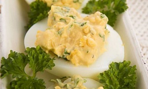 Įdaryti kiaušiniai su sūriu