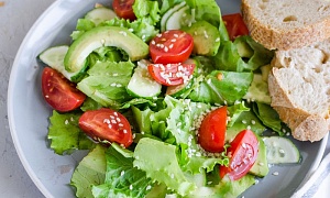 Daržovių salotos: agurkai, pomidorai, avokadas, salota
