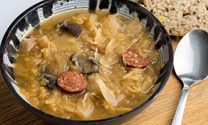 Raugintų kopūstų sriuba su džiovintais grybais ir dešrelėmis