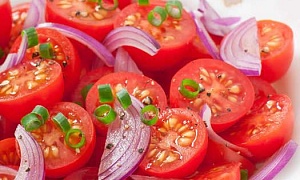 Pomidorų ir svogūnų salotos