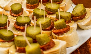 Vieno kasnio sumuštiniai su chorizo dešra ir marinuotais agurkėliais