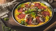 Omletas su dešra ir pievagrybiais