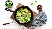 Omletas su brokoliu, pievagrybiais ir špinatais
