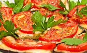 Orkaitėje kepti baklažanai su pomidorais ir sūriu