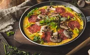 Omletas su dešra ir pievagrybiais