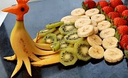 Bananai, kivi ir braškės vaišių stalui