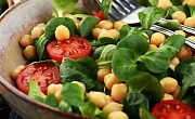 Avinžirnių salotos su vyšniniais pomidorais