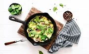 Omletas su brokoliu, pievagrybiais ir špinatais
