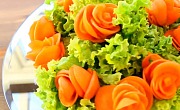 Stalo puošimas: rožės iš morkos