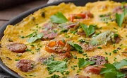 Omletas su chorizo ir pomidoru