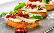 "Bruschetta" su mocarelos sūriu ir saulėje džiovintais pomidorais