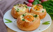 Bandelėje keptas kiaušinis su sūriu