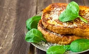 Baltos duonos riekelės su kiaušiniu ir parmezano sūriu