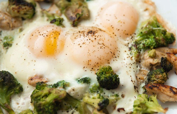 Kiaušinienė su vištiena ir brokoliais
