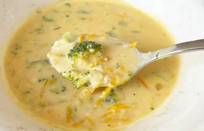 Skani brokolių sriuba su sūriu