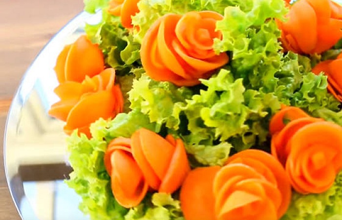 Stalo puošimas: rožės iš morkos