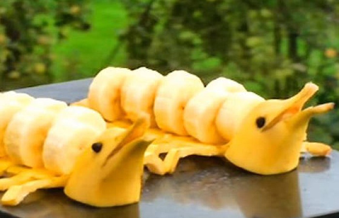 Stalo dekoravimas: delfinai iš bananų