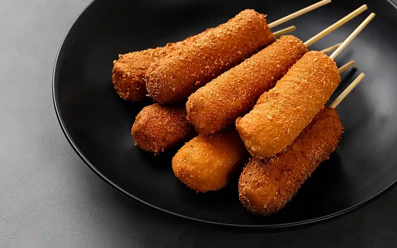 Dešrelės su sūriu tešloje "Corn Dogs"