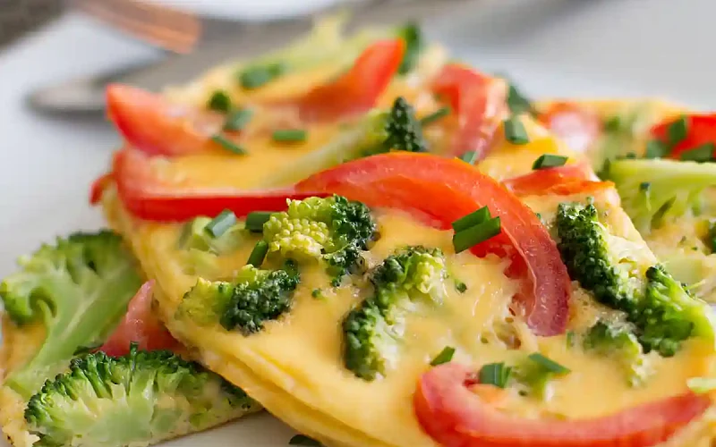 Omletas su brokoliais ir pomidorais