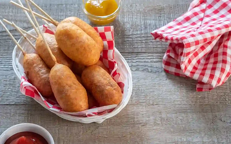 Dešrelės kukurūzų tešloje "Corn Dogs"