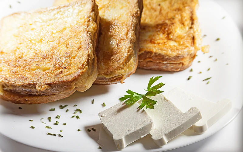Kiaušinyje mirkytos, keptos forminės duonos riekelės